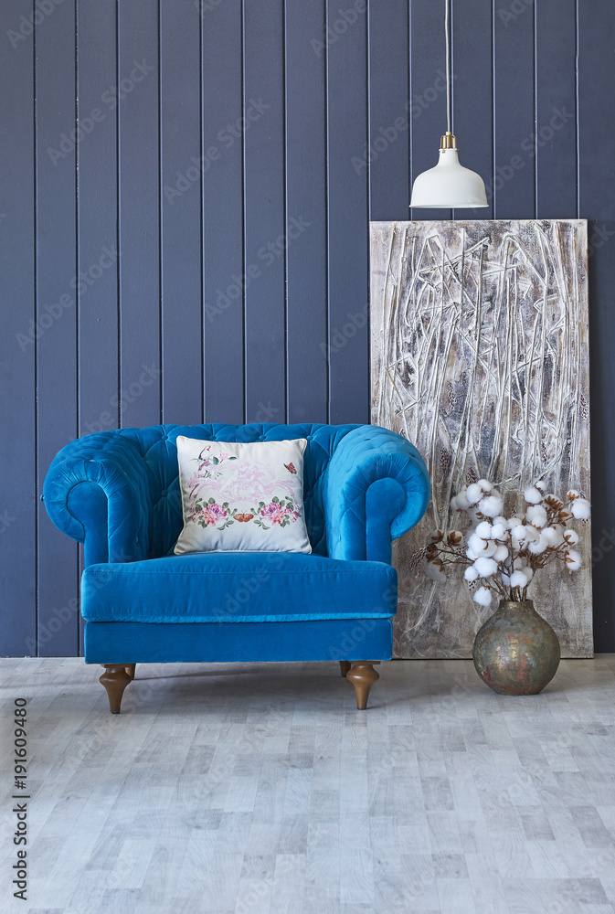 Fototapeta niebieska sofa i rośliny z wnętrza sztuki