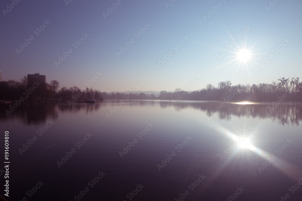 See im Winter bei strahlendem Sonnenschein See im Winter bei strahlendem Sonnenschein