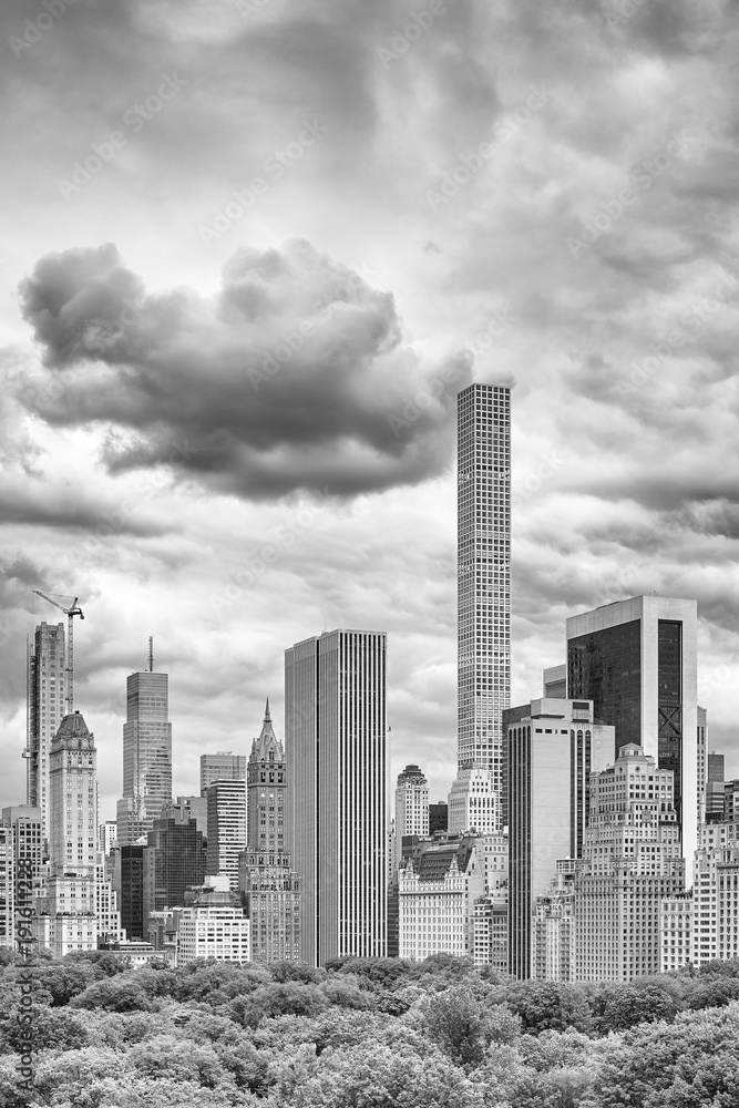 Fototapeta premium Czarny i biały obrazek burzowy niebo nad Manhattan linią horyzontu, Miasto Nowy Jork, usa.