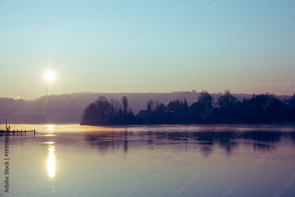 See im Winter während Sonnenaufgang