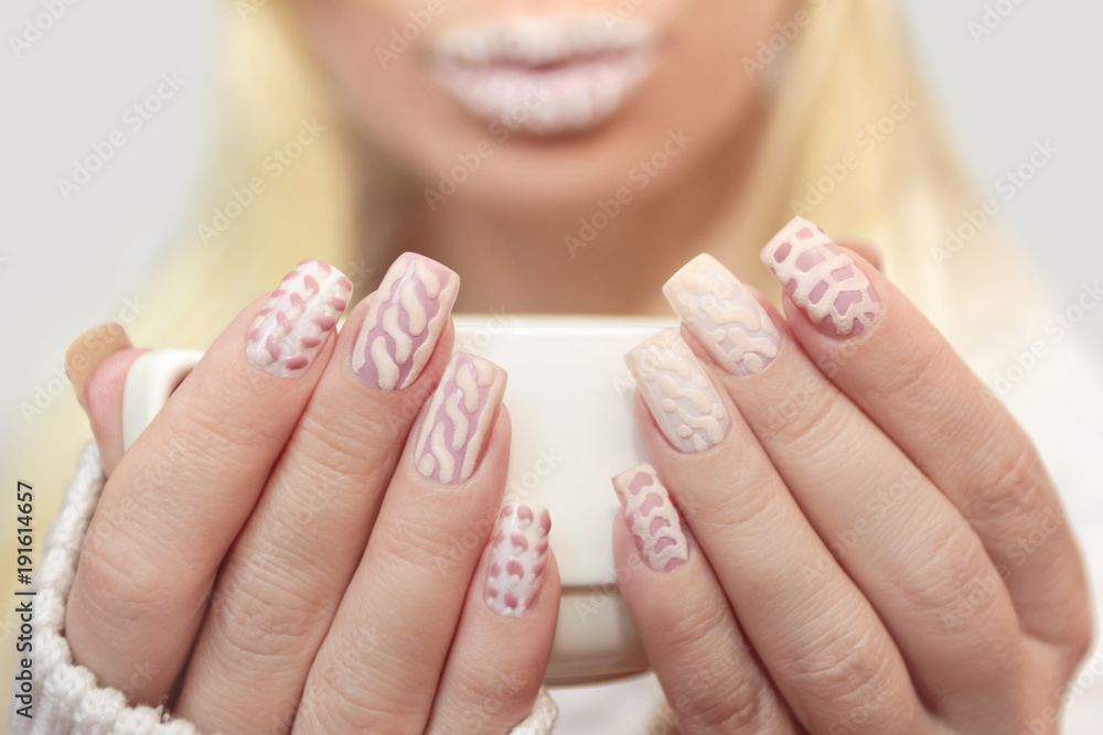 Fototapeta premium Вязанный зимний маникюр.