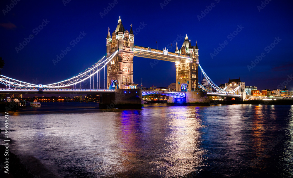 Obraz premium London cityscape with illuminated Tower Bridge over the River Thames
