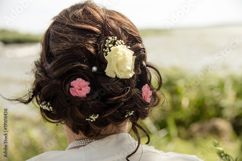 Hochsteckfrisur zur Hochzeit mit Blumen  photo