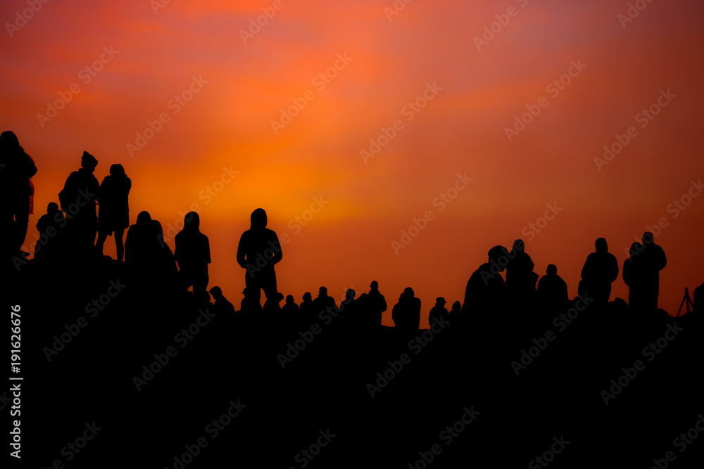 Silhouette von Touristen beim Sonnenaufgang auf dem Haleakala auf Maui, Hawaii, USA.