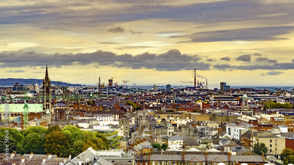 Fototapeta premium Dublin, Irlandia Widok z lotu ptaka na panoramę Dublina z Guinness Storehouse