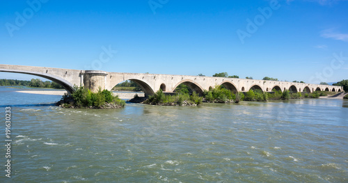 Foto The medieval bridge over the Rhone River