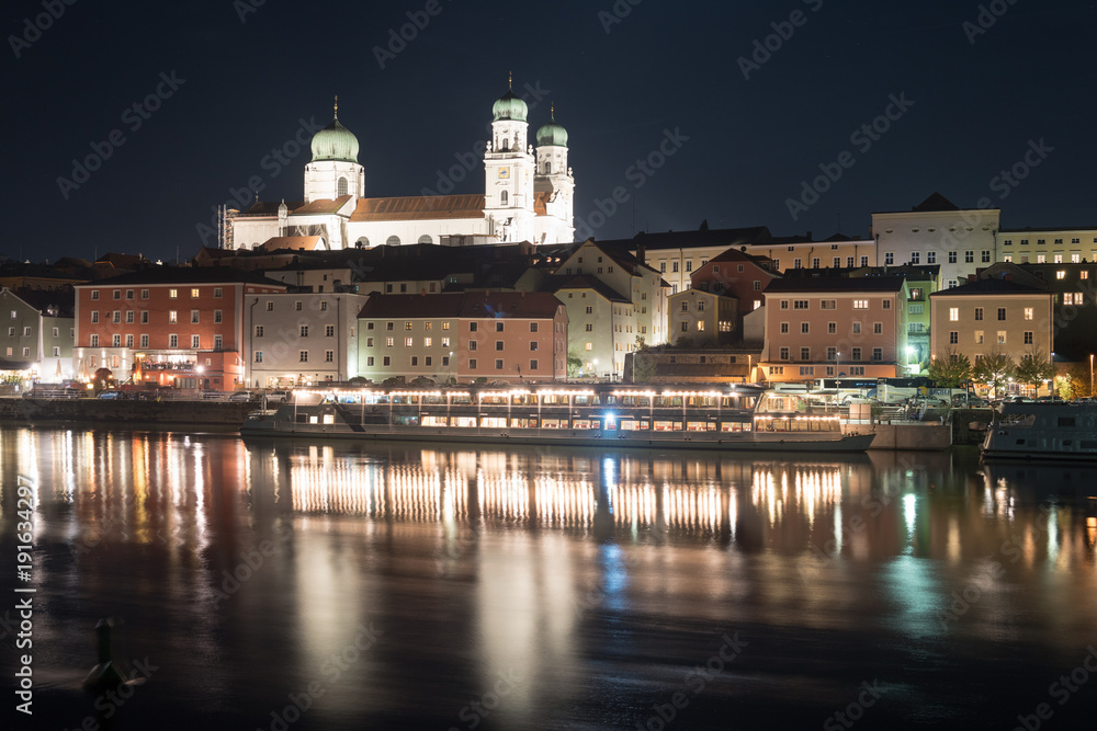 Obraz premium Passau in der Nacht