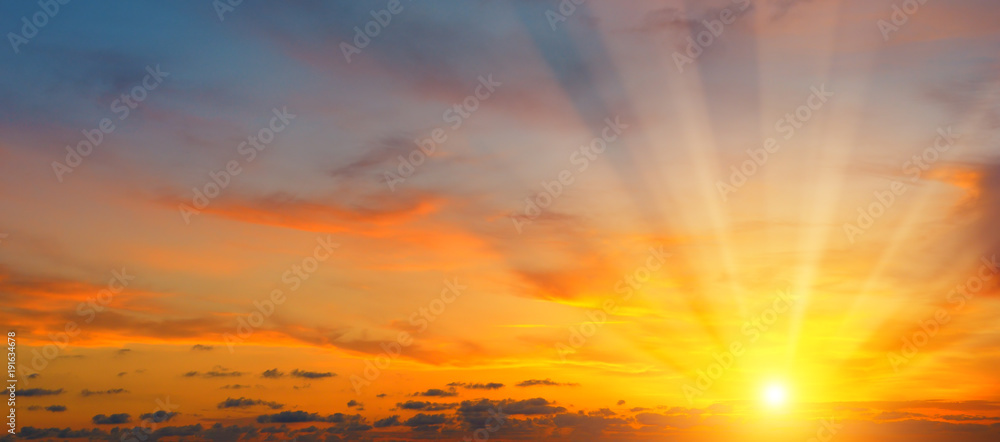 Obraz premium piękny wschód słońca i pochmurne niebo