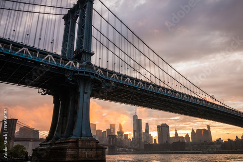 Fototapeta Naklejka Na Ścianę i Meble -  Manhattan Bridge Sunset