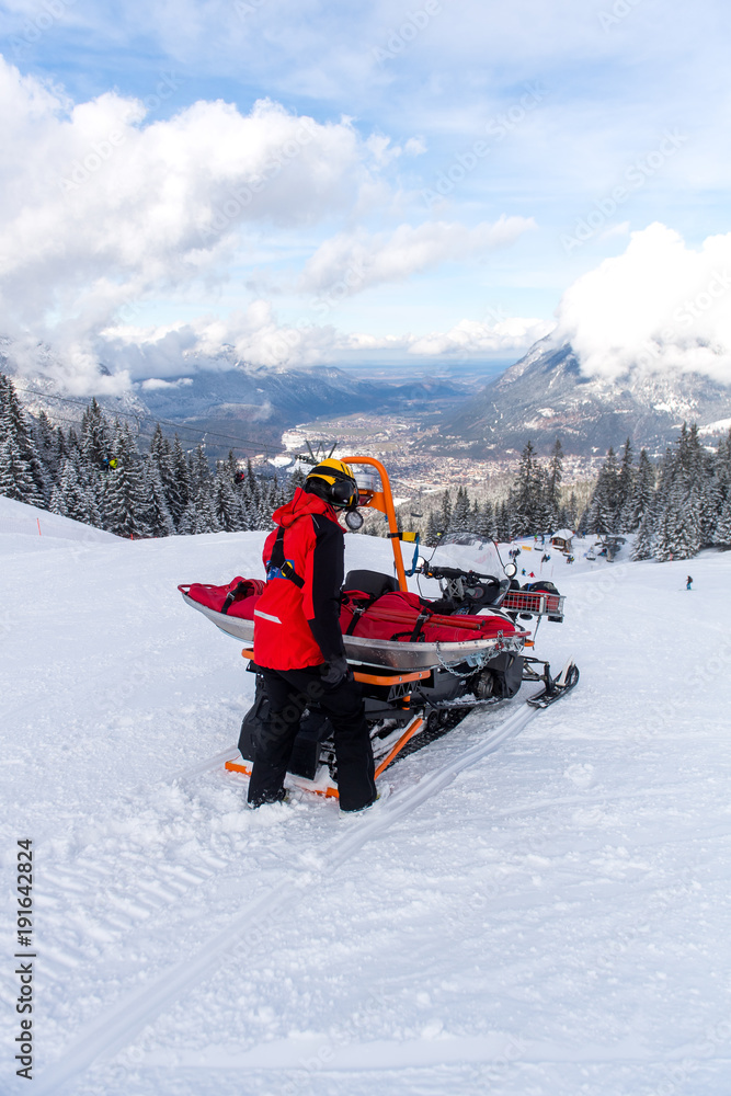 Schneemobil der Bergwacht zur Rettung auf den Skipisten