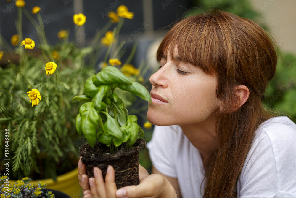 Mujer joven trabajando en jardinería Mujer joven trabajando en jardinería