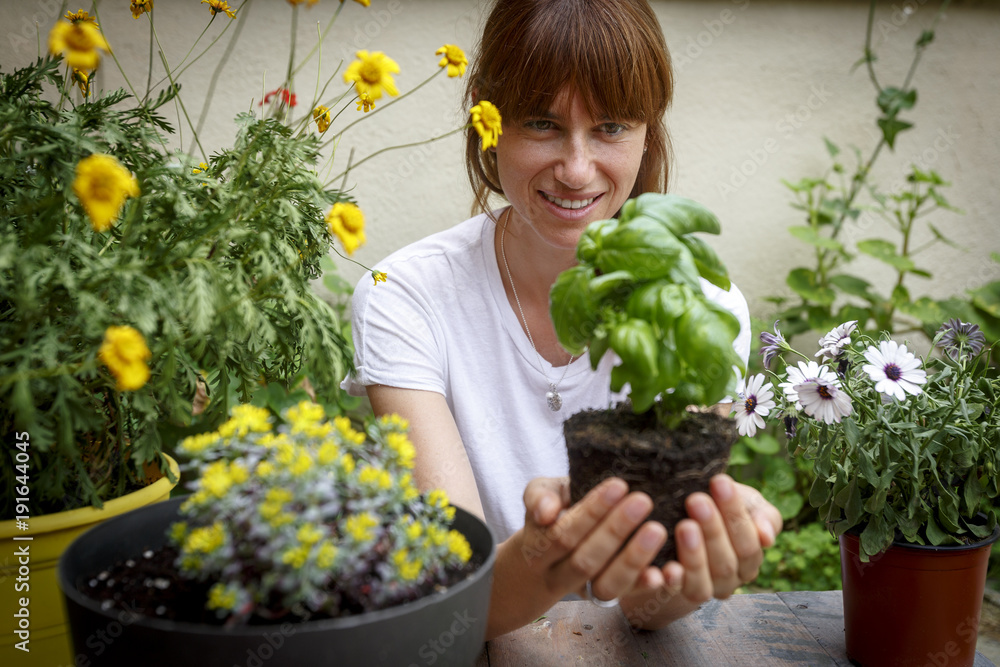Mujer joven trabajando en jardinería Mujer joven trabajando en jardinería