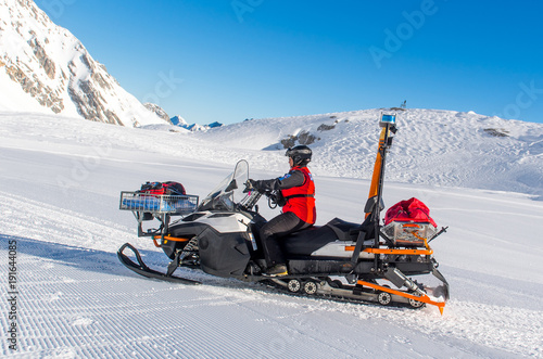 Schneemobil der Bergwacht zur Rettung auf den Skipisten