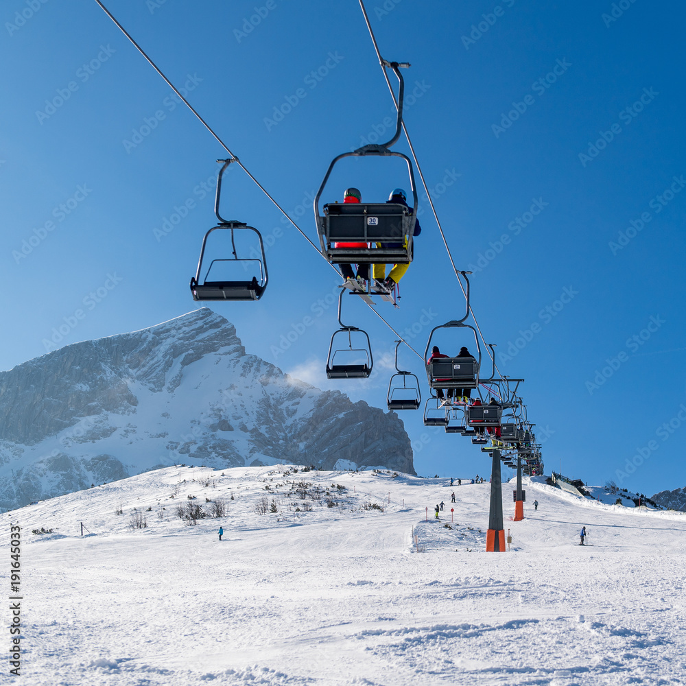 Sessellift in einem Skigebiet in den bayrischen Alpen
