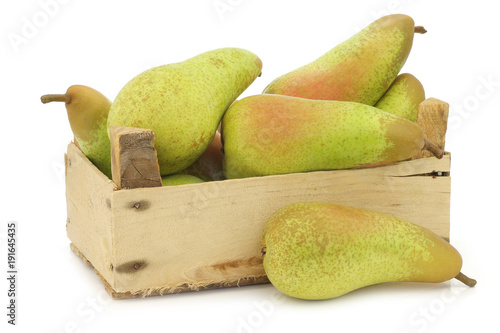Billede på lærred fresh juicy abate pears in a wooden box on a white background