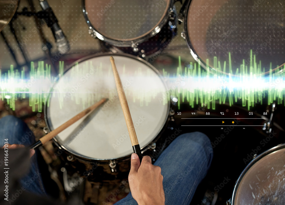 Obraz premium male musician playing drum kit at concert