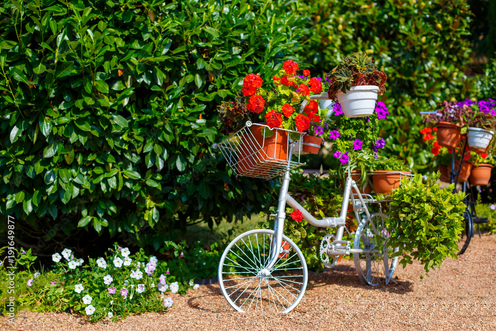 bike with flowers as decor in the Park
