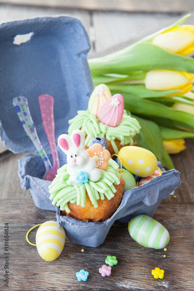 Obraz premium Kleiner Cupcake zu Ostern