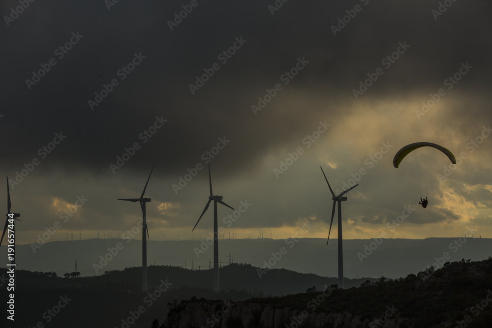 Obraz premium Molinos de viento entre tormentas