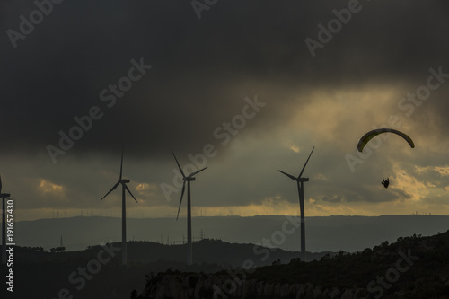 Molinos de viento entre tormentas