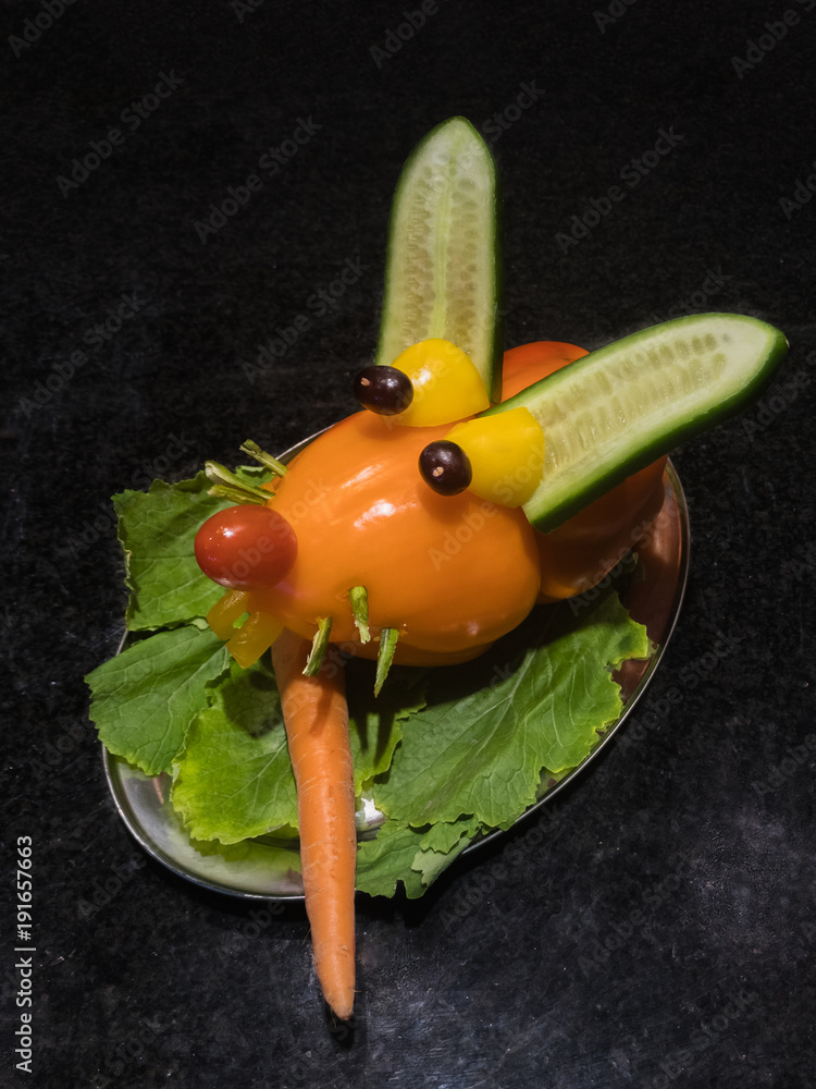 Gemüse schnitzen: Hase aus Gemüse, Salat und Obst Stock Photo | Adobe Stock