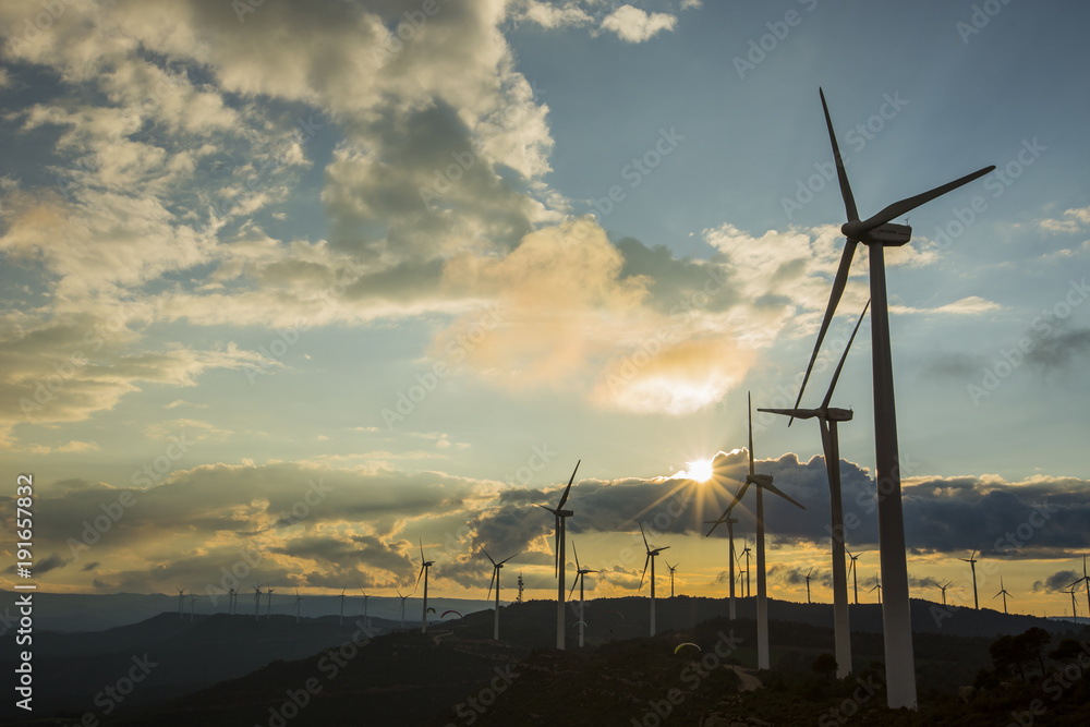Obraz premium Molinos de viento entre tormentas