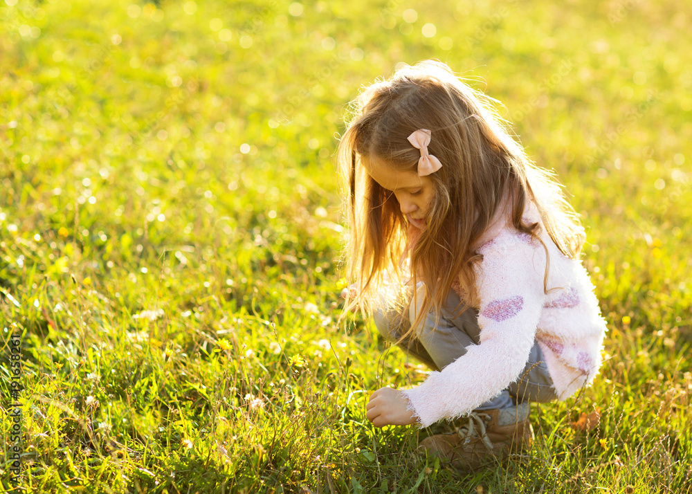 Fototapeta premium daughter at sunset playing