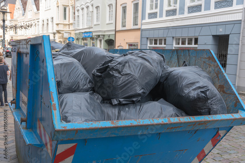 Müllcontainer mit Müllsäcke in einer Innestadt