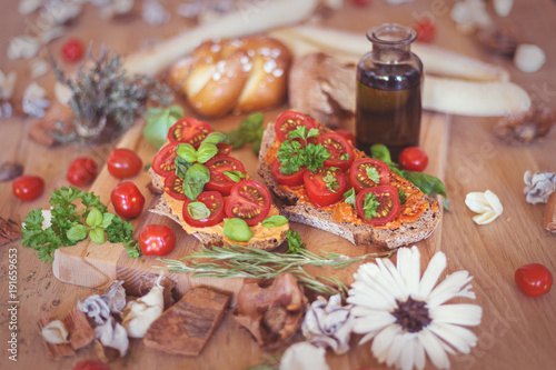 Rustikale Brotzeit - Tomaten auf Brot