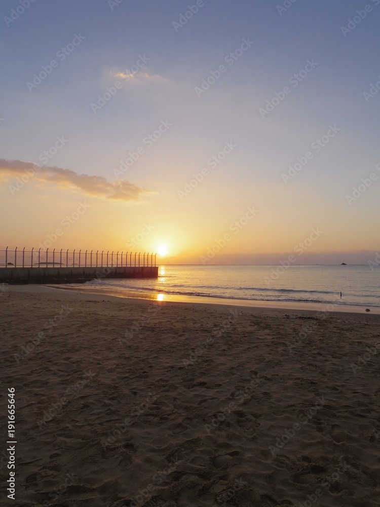 Obraz premium 辺野古の浜より望む日の出