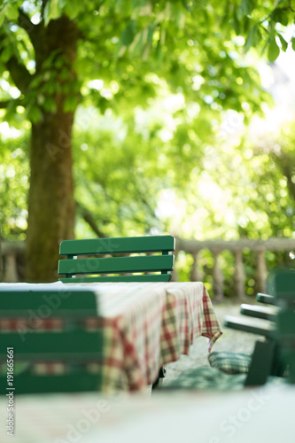 Gemütlicher Tisch in schattigem Gastgarten