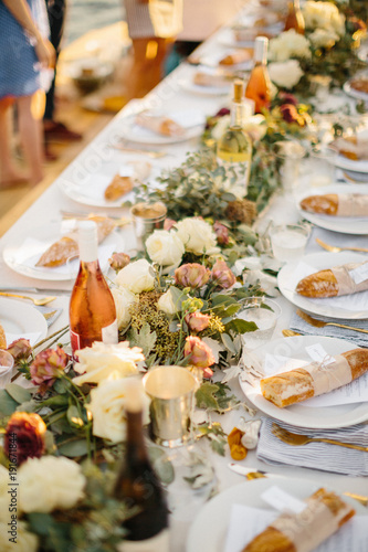 Fotografie tablescape dinner with bread and wine