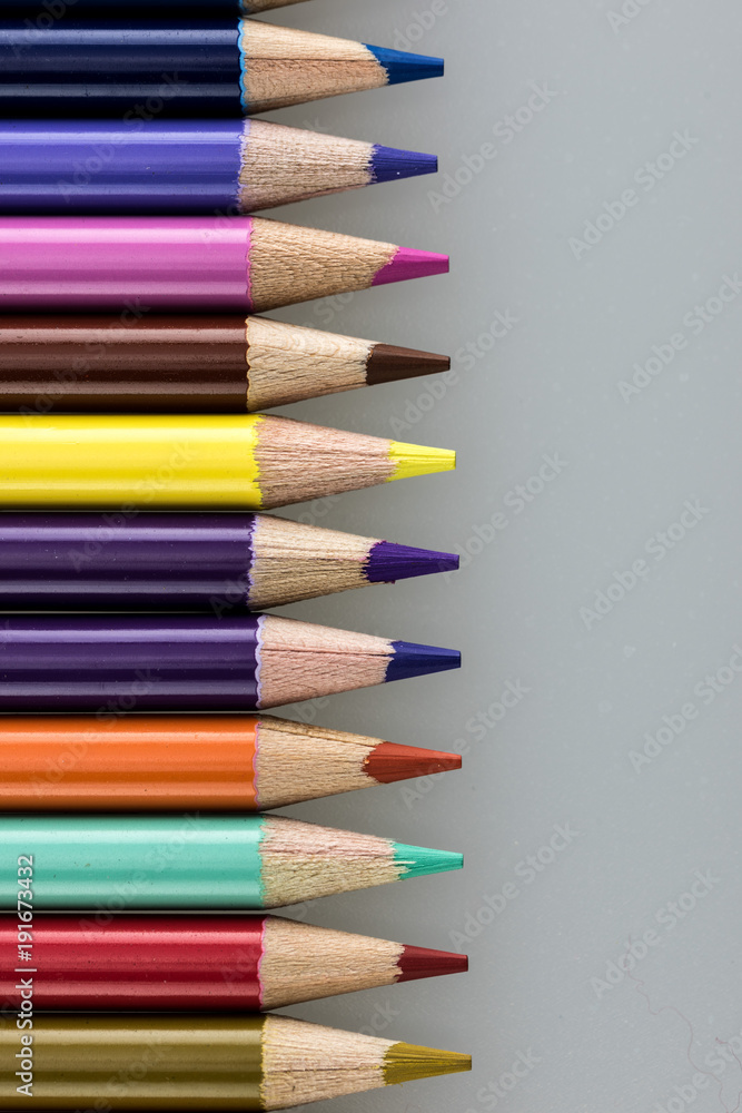 Obraz premium Horizontal colored pointed pencils lined up
