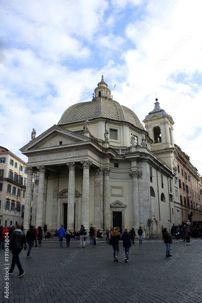 церковь на площади Дель Пополо в Риме