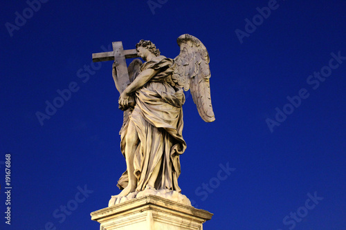 ангел на мосту возле замка святого ангела