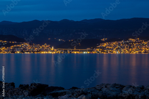 Stadt Crikvenica bei Nacht