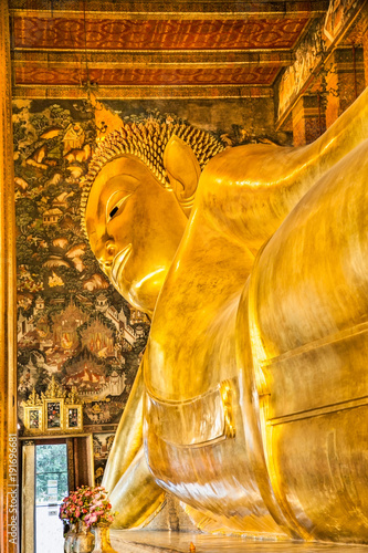 Foto Reclining Buddha at Wat Pho temples in Bangkok , Thailand.