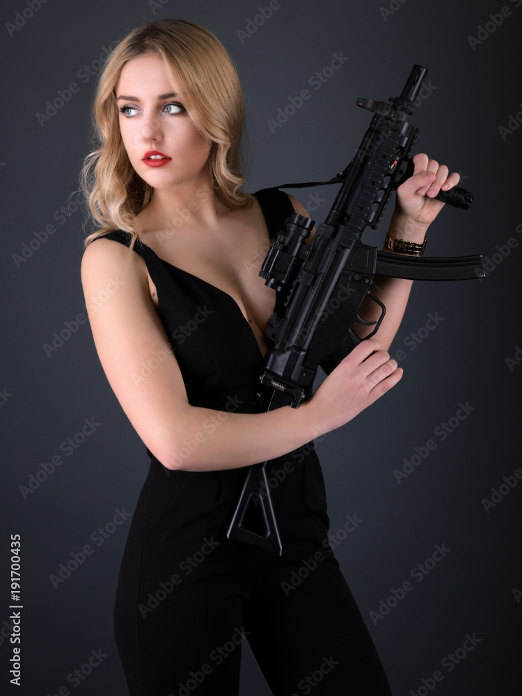  Jeune belle femme tenant un pistolet 