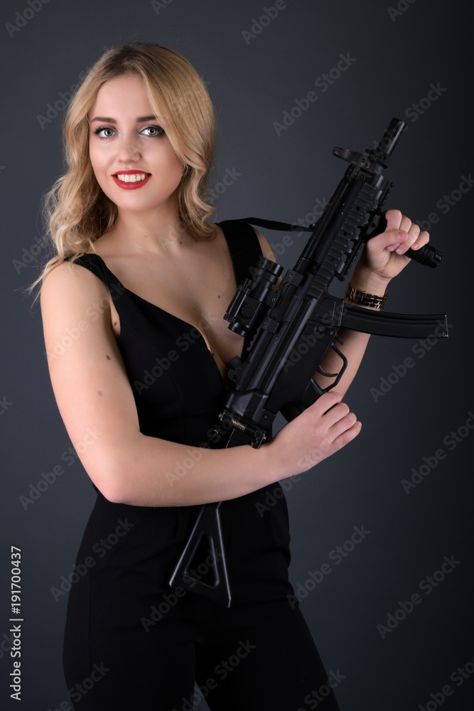  Jeune belle femme tenant un pistolet 