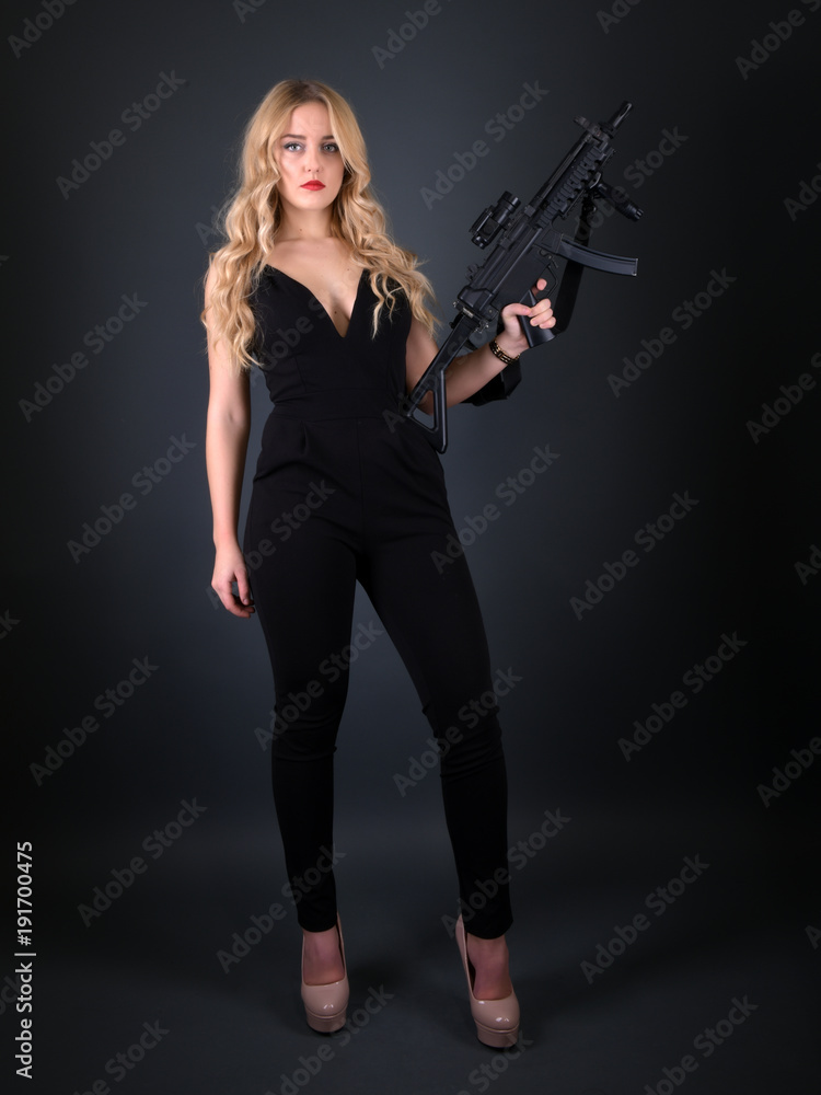 femme avec un pistolet isolé 