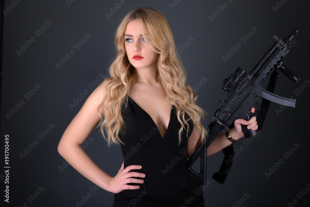  Jeune belle femme tenant un pistolet 