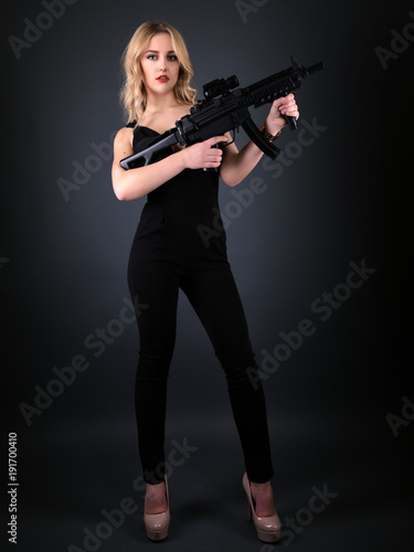  Jeune belle femme tenant un pistolet  © muro