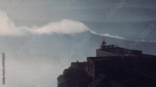 Vista do Farol da Nazaré no canhão da Praia do Norte
