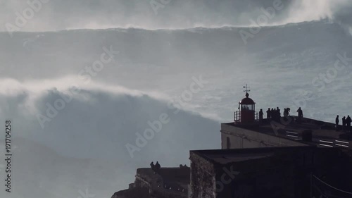 Vista do Farol da Nazaré no canhão da Praia do Norte