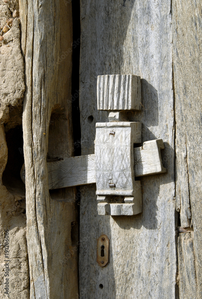 Bénin, porte d'habitation et serrure en bois vers Niongono Bénin, porte d'habitation et serrure en bois vers Niongono