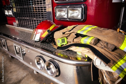 Canvas-taulu Firefighter gear helmet on a truck