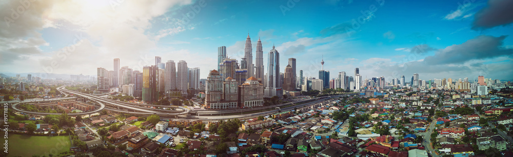 Fototapeta premium Panoramiczny widok na panoramę miasta w centrum miasta Kuala Lumpur, wczesnym rankiem z małą mgłą, Malezja.