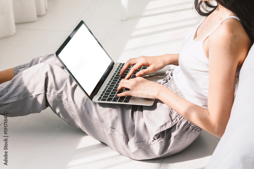 Naklejka premium Woman using digital labtop computer in bedroom