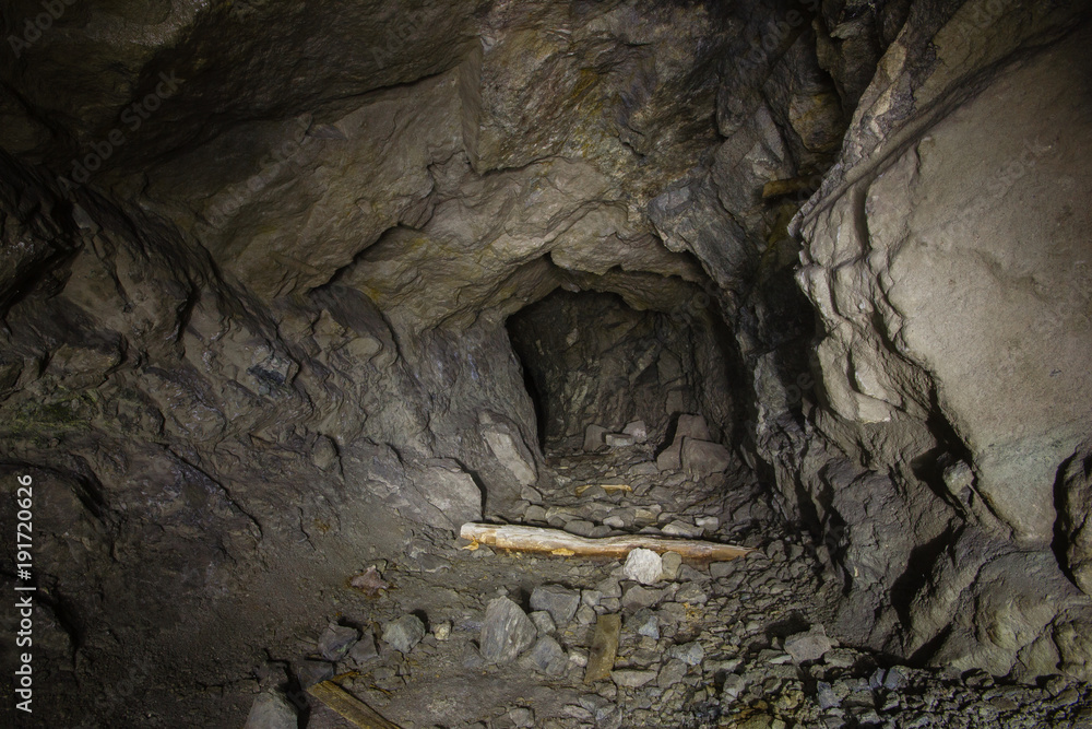 Obraz premium Underground abandoned gold ore mine shaft tunnel gallery