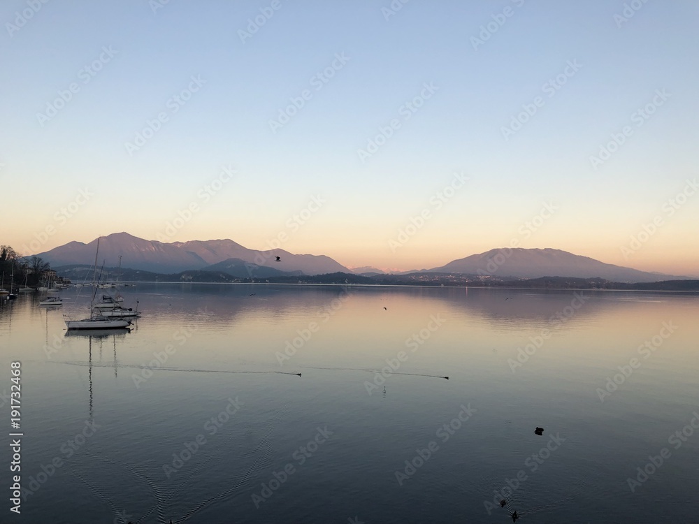 Tramonto rosa sul lago maggiore